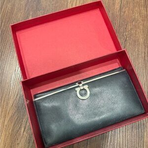 Salvatore Ferragamo Elegant Black Wallet with Silver Clasp